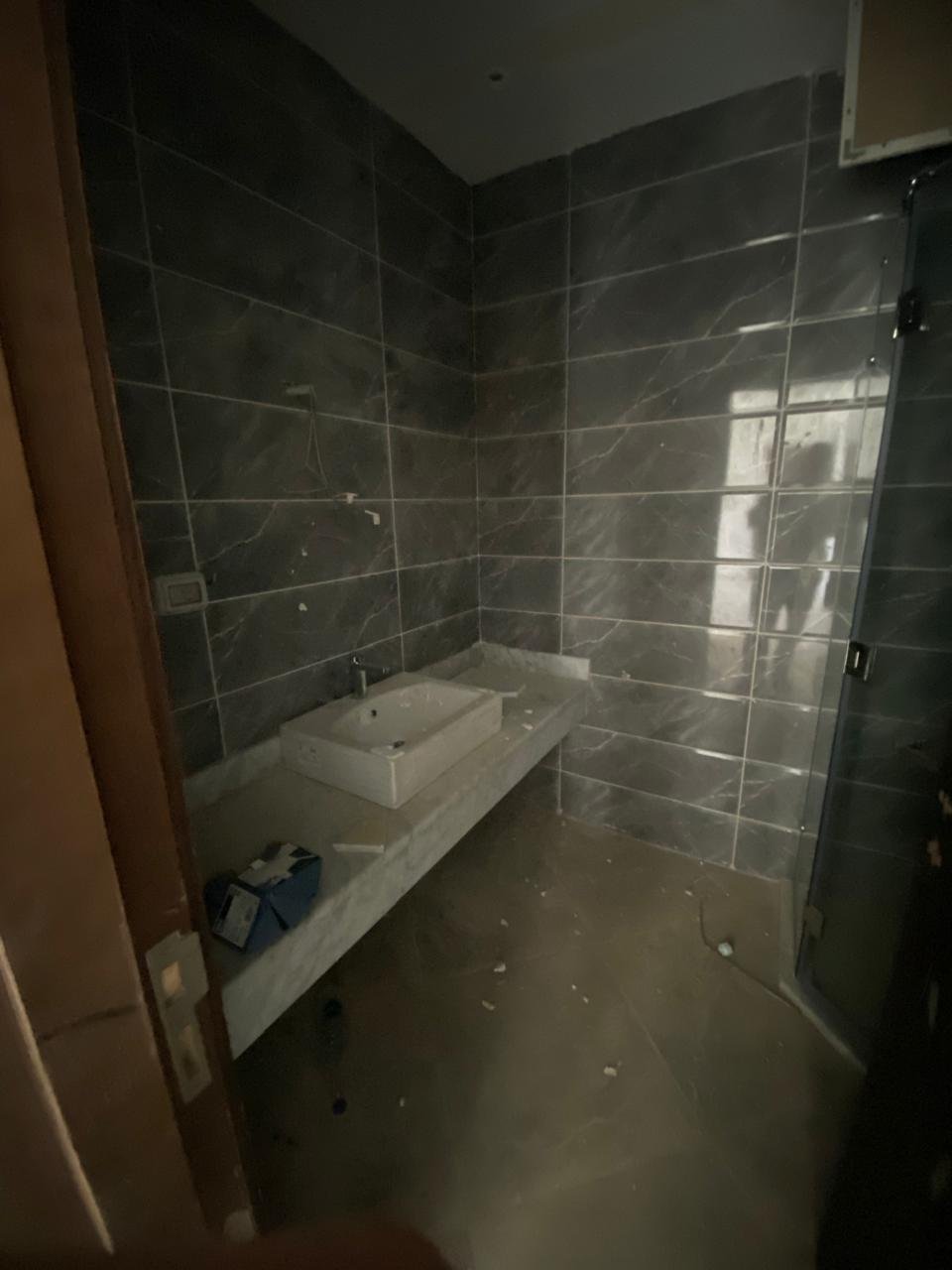 Bathroom with dark marble tiles - chalet in Alamein Towers