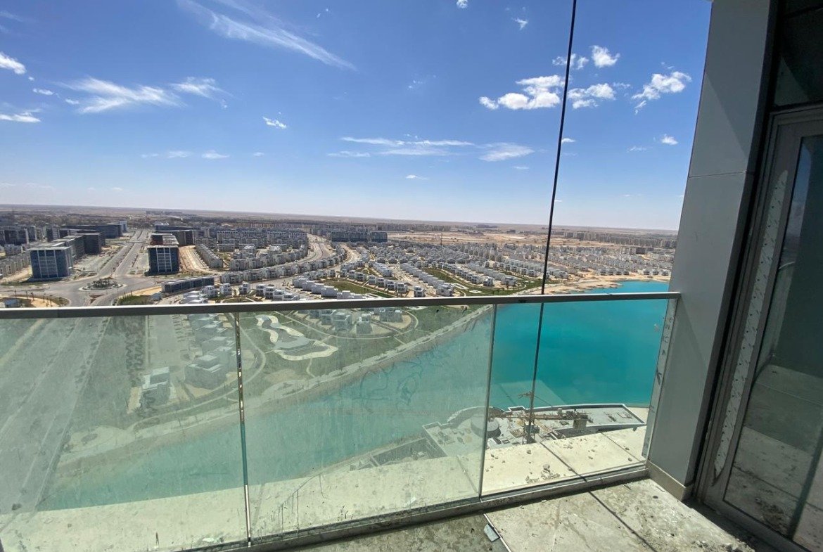 Balcony with a frameless glass railing over the lagoon - chalet in Alamein Towers