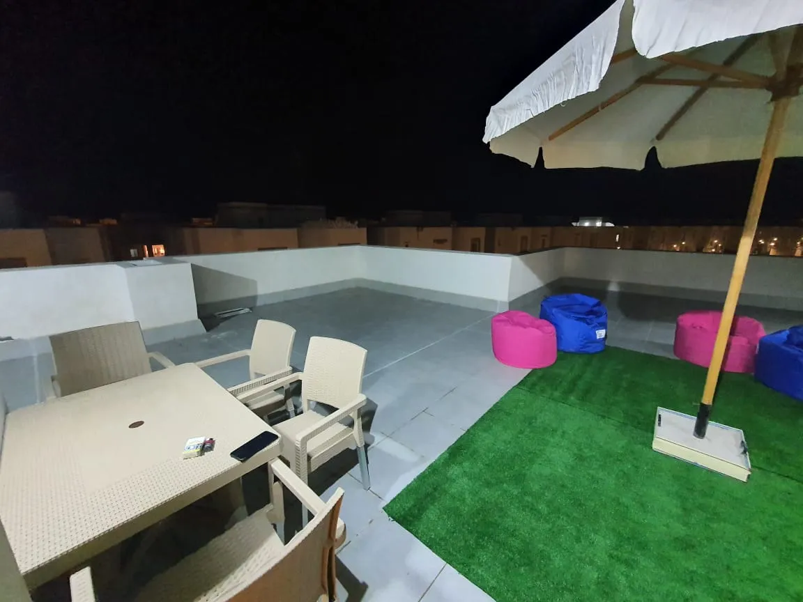 Roof terrace with umbrella and seating in Amwaj penthouse - تراس الروف بالمظلة وجلسة في بنتهاوس أمواج - 105-01