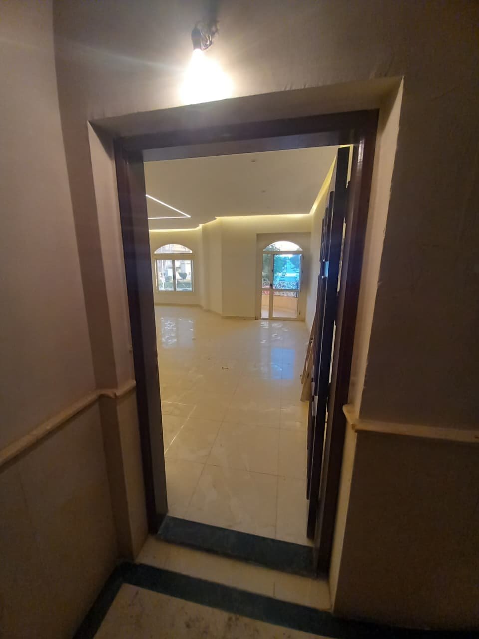 apartment-for-rent-administrative-al-narges-4-new-cairo-220-sqm-entrance إطار باب مدخل يفتح على صالة كبيرة منورة - فيلا في فيلات النرجس 4، القاهرة الجديدة
