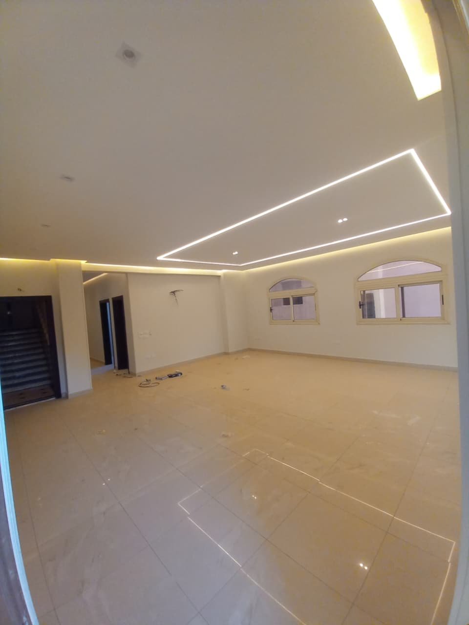 apartment-for-rent-administrative-al-narges-4-new-cairo-220-sqm-hall-2 ريسبشن فاضي بإطار إضاءة بالسقف وفتحة باب داكنة - فيلا في فيلات النرجس 4، القاهرة الجديدة
