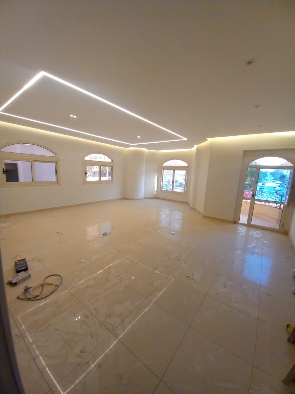 apartment-for-rent-administrative-al-narges-4-new-cairo-220-sqm-hall صالة فاضية بإطار إضاءة بالسقف وباب بلكونة - فيلا في فيلات النرجس 4، القاهرة الجديدة