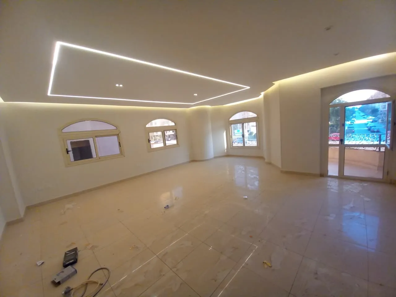 apartment-for-rent-administrative-al-narges-4-new-cairo-220-sqm-reception صالة كبيرة فاضية بسقف إضاءة مخفية وشبابيك مقوسة - فيلا في فيلات النرجس 4، القاهرة الجديدة