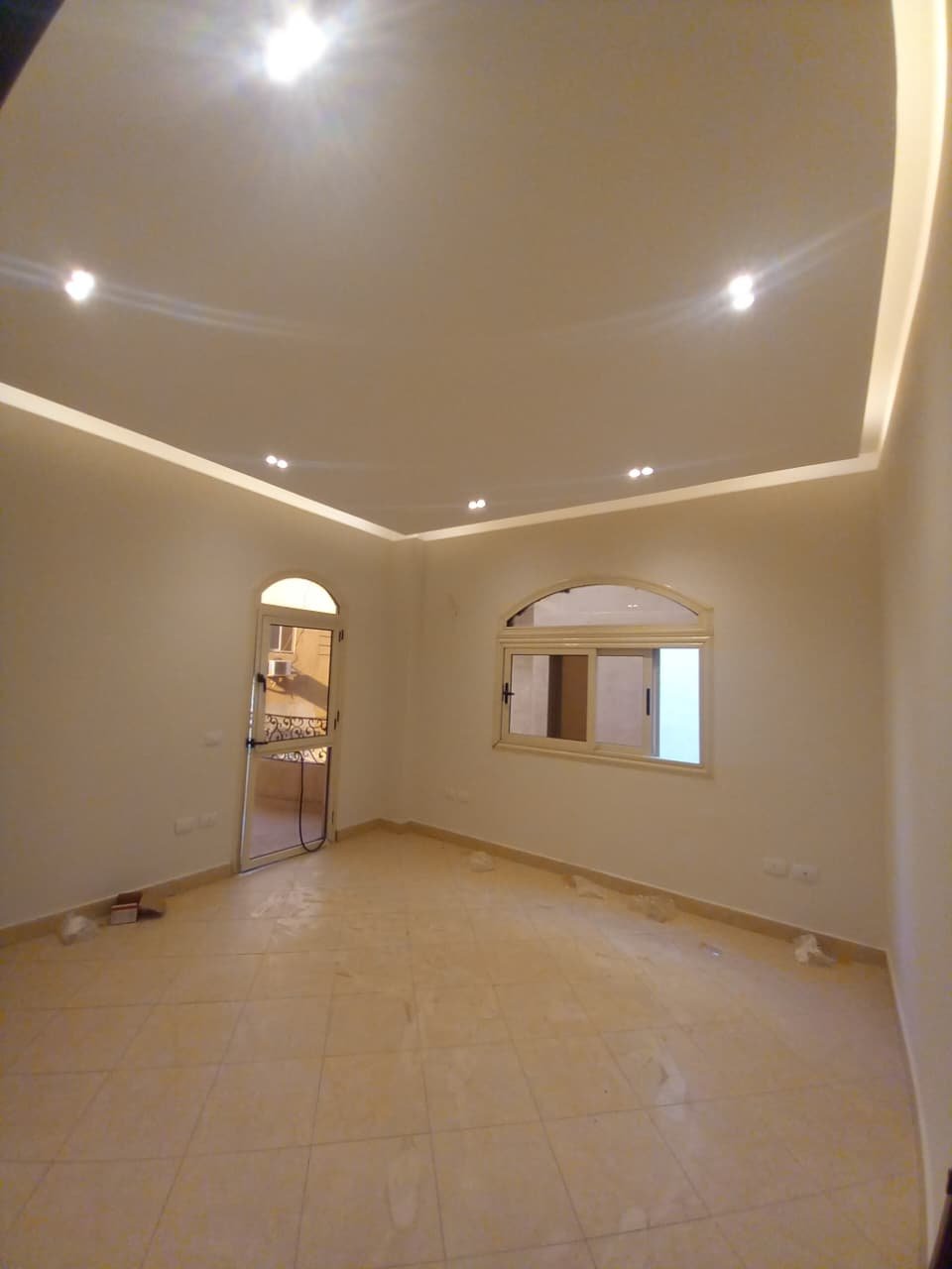 apartment-for-rent-administrative-al-narges-4-new-cairo-220-sqm-room غرفة فاضية بحافة سقف مضيئة وشباك مقوس - فيلا في فيلات النرجس 4، القاهرة الجديدة