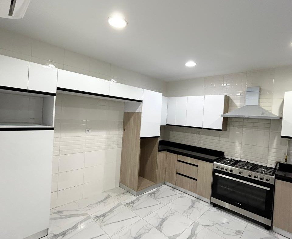 Fitted kitchen with Bosch oven and cooker, Lake View Residence apartment