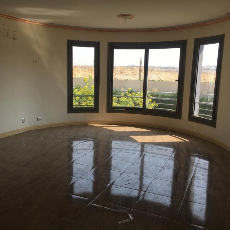 Bright reception with curved windows and glossy floor, apartment for rent in Taj Sultan Taj City
