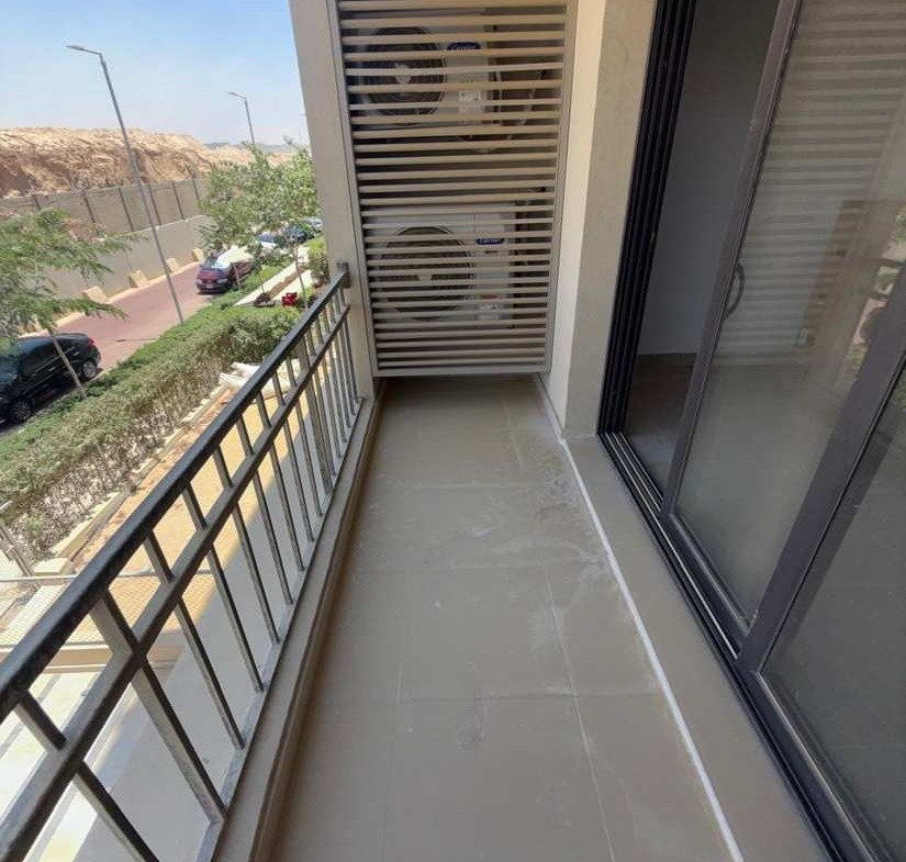 بلكونة بسور وباب منزلق - شقة في فيفث سكوير، القاهرة الجديدة