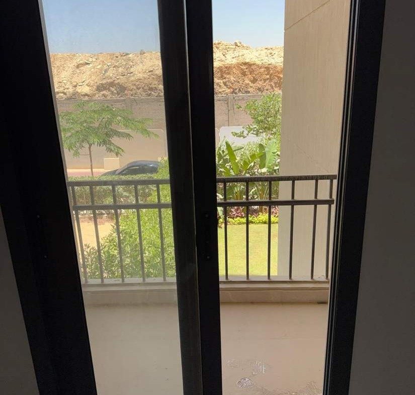 باب بلكونة بسور - شقة في فيفث سكوير، القاهرة الجديدة