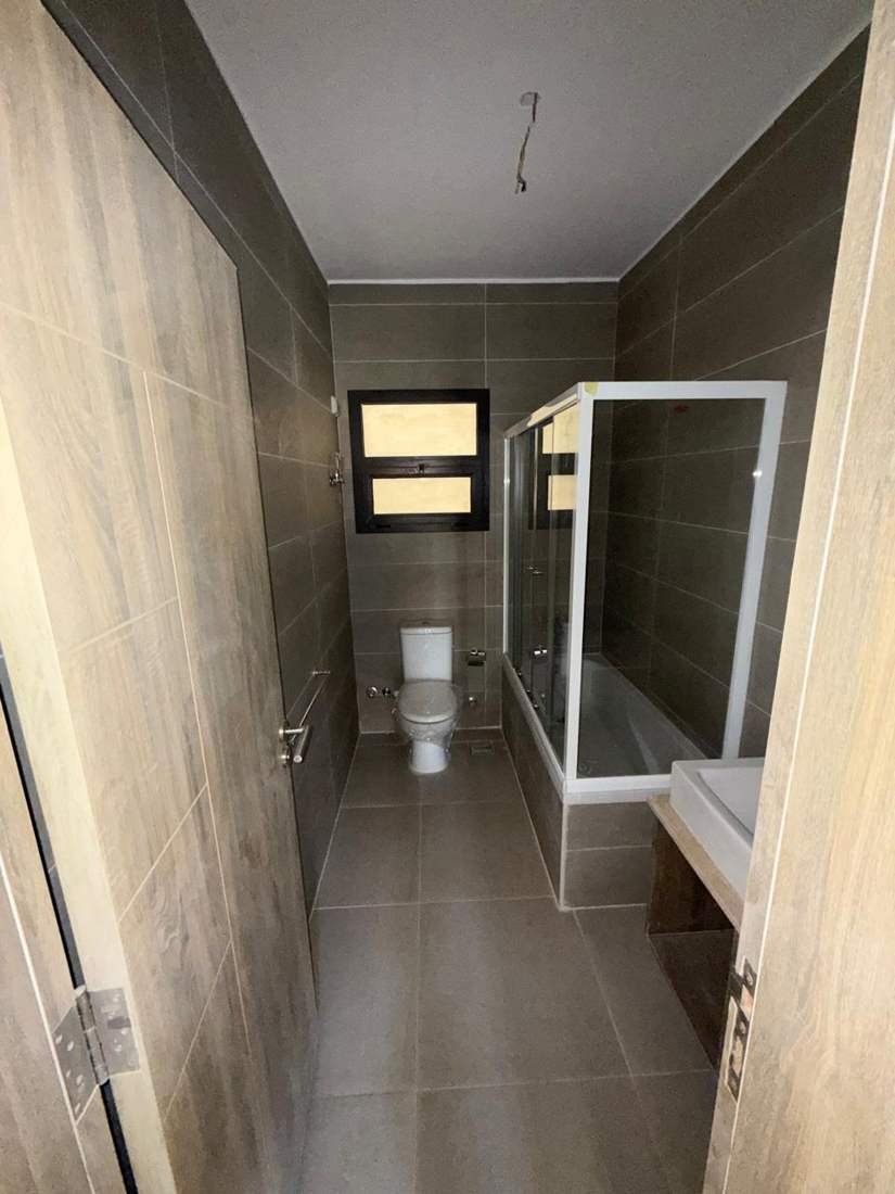 apartment-for-sale-5th-square-moon-residence-new-cairo-135-sqm-330-bathroom حمام بدش زجاجي ونافذة - شقة في فيفث سكوير، القاهرة الجديدة