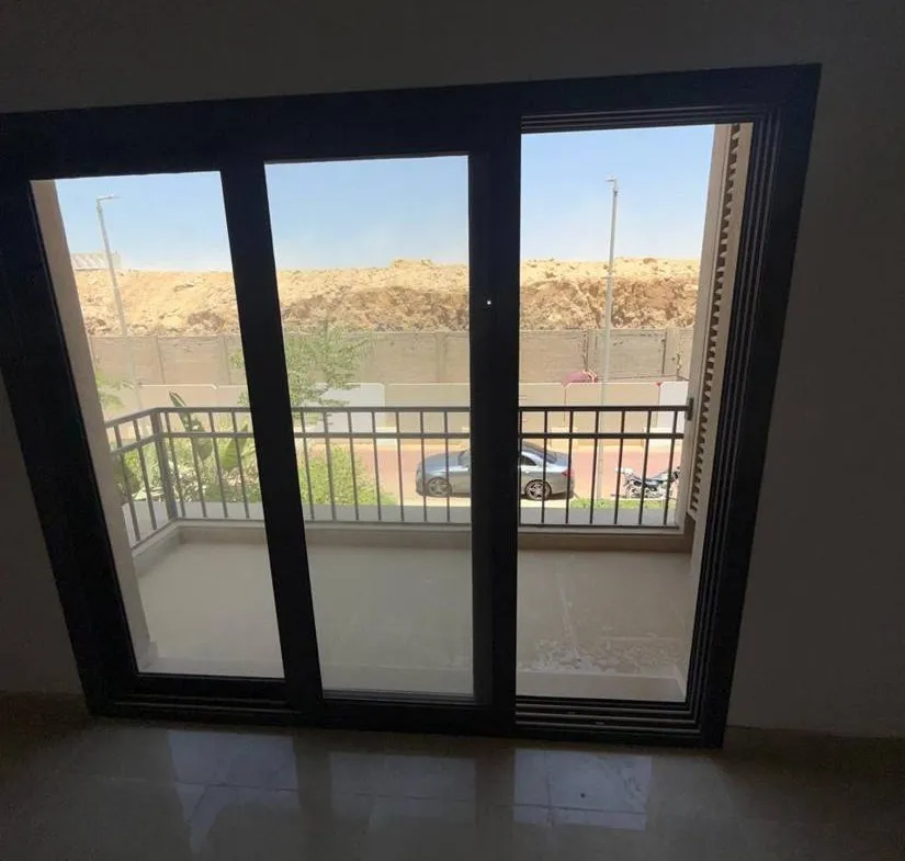أبواب البلكونة تطل على المحيط - شقة في فيفث سكوير، القاهرة الجديدة