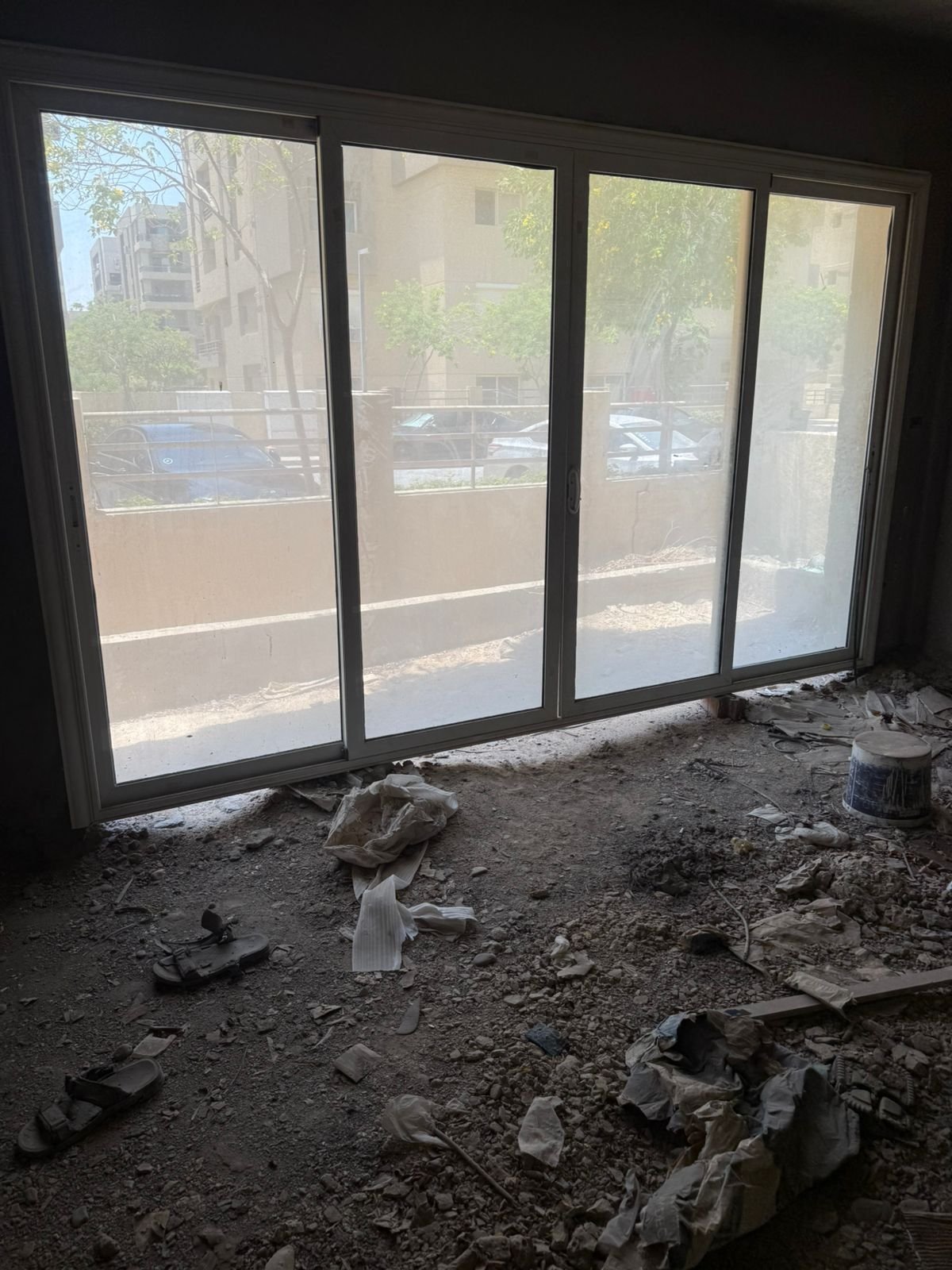 apartment-for-sale-5th-square-new-cairo-140-sqm-garden-balcony-view غرفة على المحارة بأبواب زجاج كبيرة - شقة في فيفث سكوير، القاهرة الجديدة