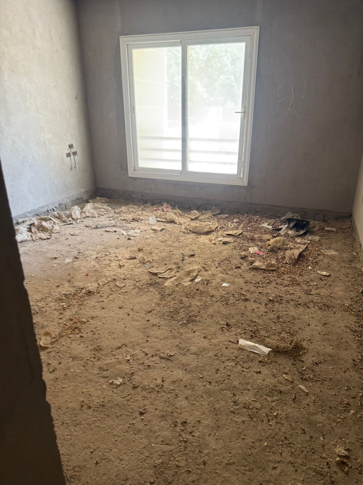 apartment-for-sale-5th-square-new-cairo-140-sqm-garden-bedroom-3 غرفة على المحارة بنافذة - شقة في فيفث سكوير، القاهرة الجديدة