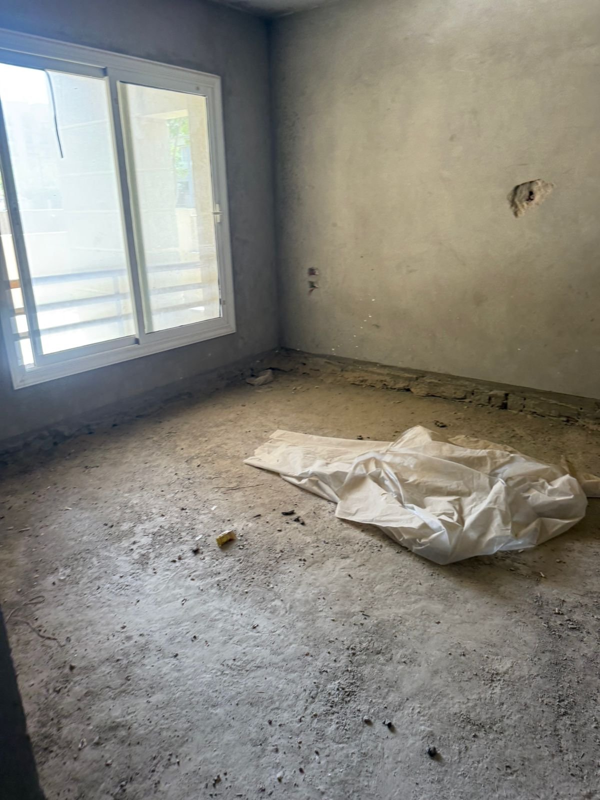 apartment-for-sale-5th-square-new-cairo-140-sqm-garden-bedroom غرفة على المحارة بنافذة - شقة في فيفث سكوير، القاهرة الجديدة