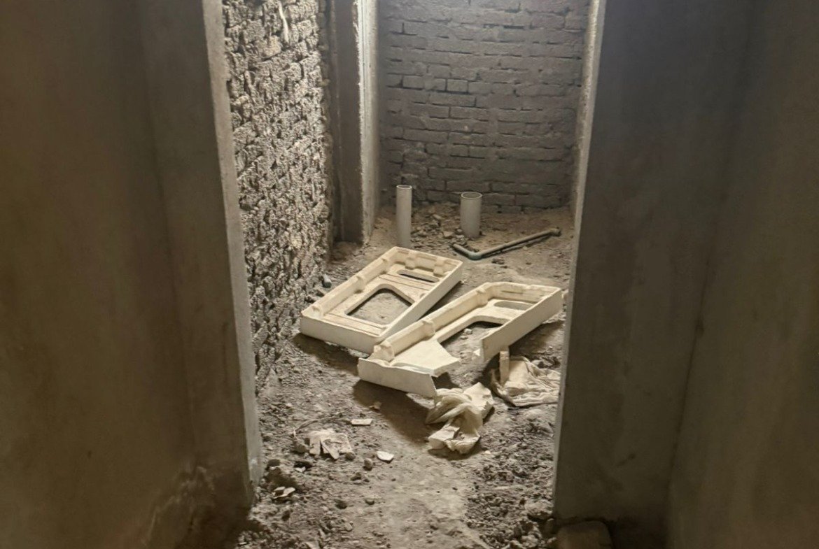 حمام على المحارة بنافذة - شقة في فيفث سكوير، القاهرة الجديدة