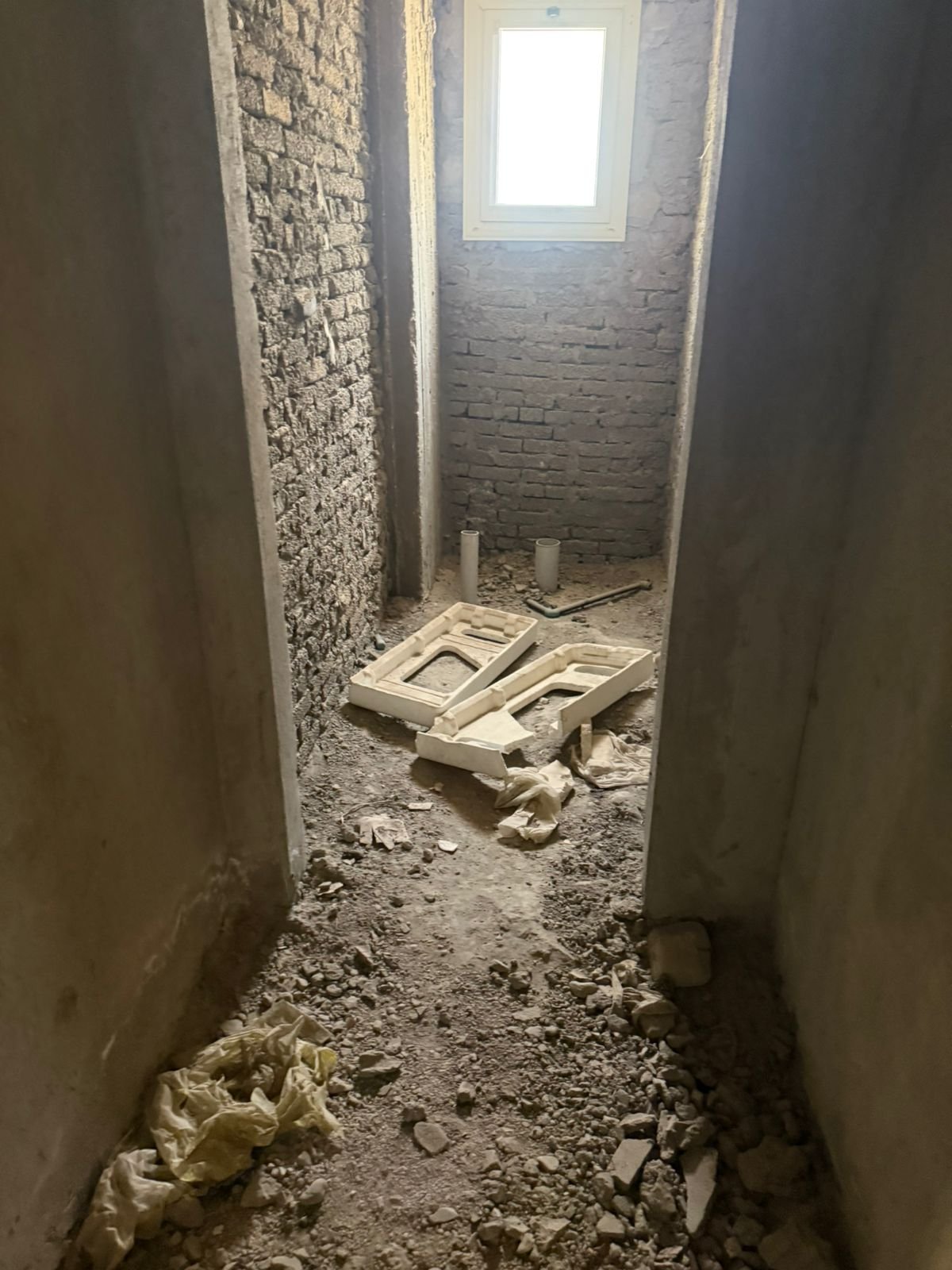 apartment-for-sale-5th-square-new-cairo-140-sqm-garden-corridor حمام على المحارة بنافذة - شقة في فيفث سكوير، القاهرة الجديدة
