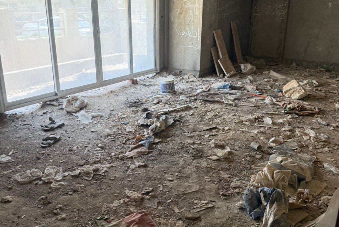 غرفة على المحارة بأبواب زجاج منزلقة - شقة في فيفث سكوير، القاهرة الجديدة