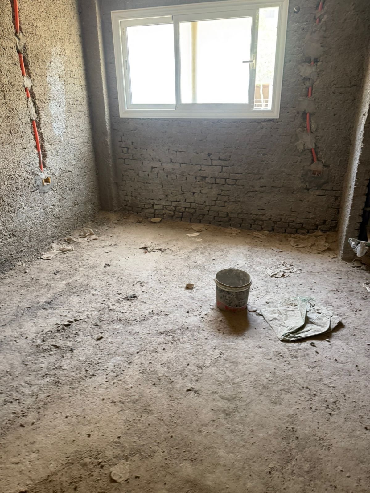 apartment-for-sale-5th-square-new-cairo-140-sqm-garden-room غرفة على المحارة بنافذة وحائط طوب - شقة في فيفث سكوير، القاهرة الجديدة