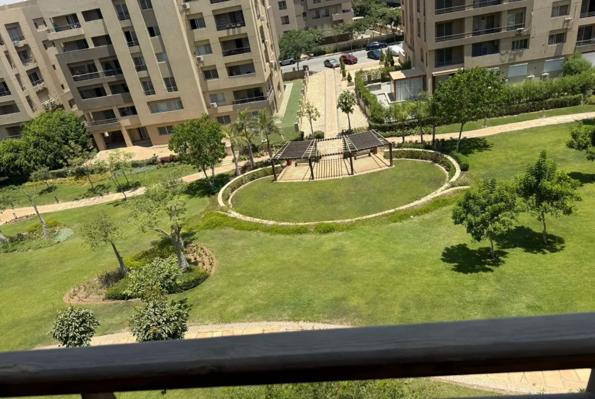 Garden with round lawn seen from the balcony - apartment in Fifth Square, New Cairo