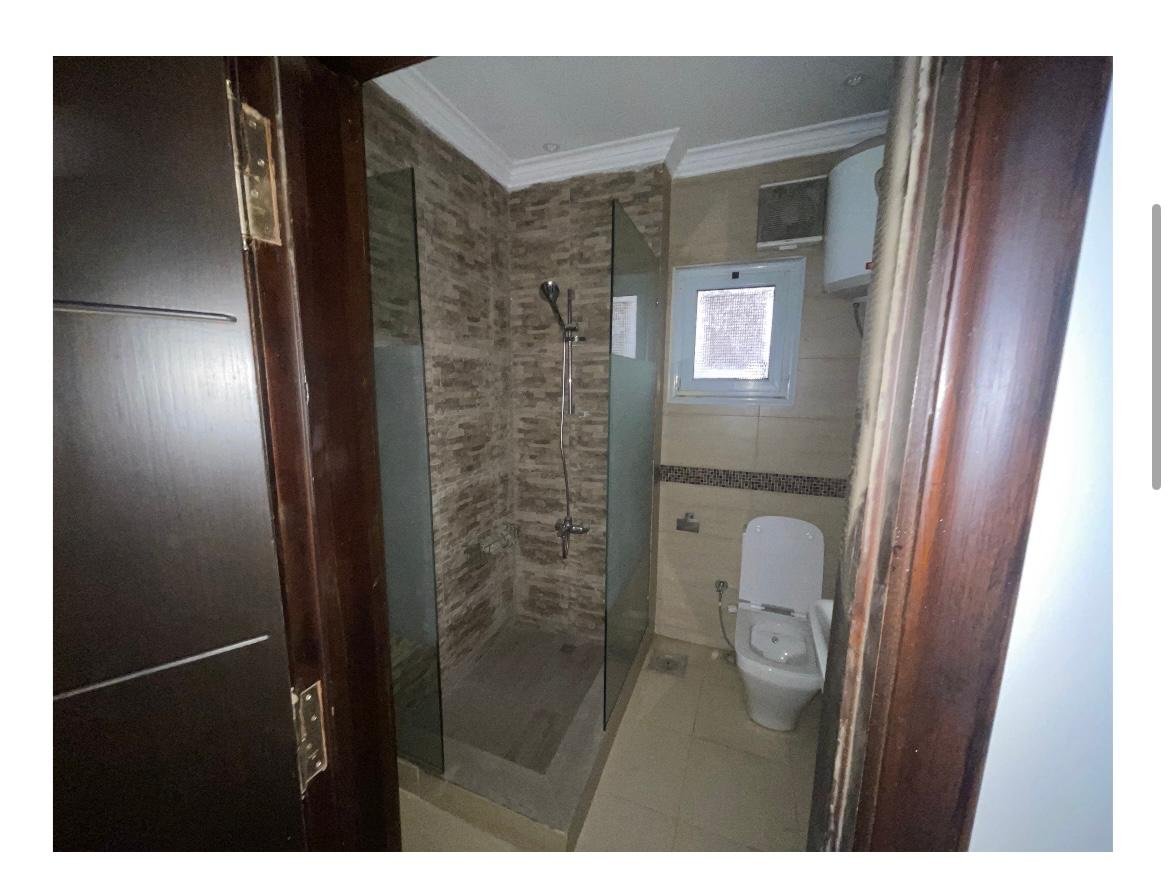 apartment-for-sale-al-banafseg-6-new-cairo-210-sqm-bathroom-2 حمام بدش زجاج ومرحاض معلق - شقة في البنفسج 6، القاهرة الجديدة