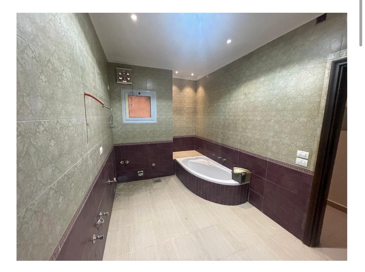 apartment-for-sale-al-banafseg-6-new-cairo-210-sqm-bathroom حمام ببانيو ركن وبلاط حائط - شقة في البنفسج 6، القاهرة الجديدة