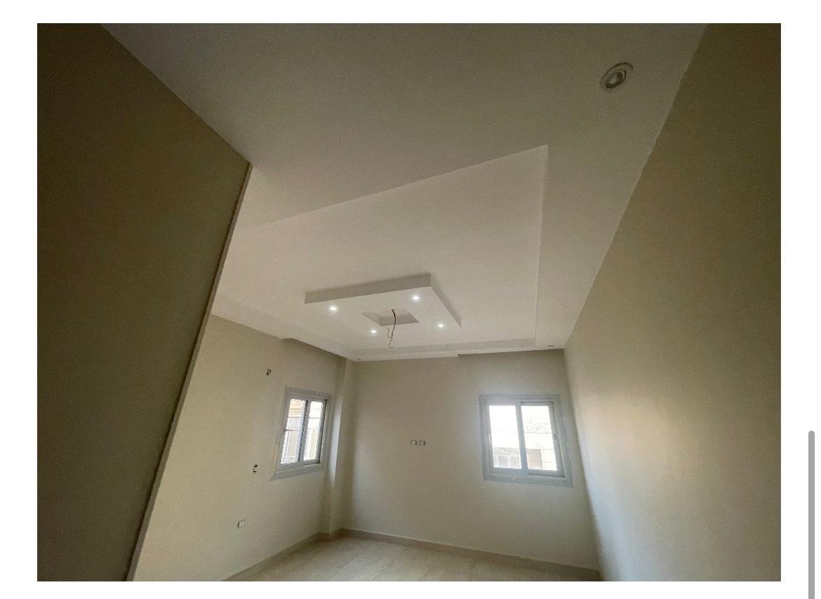 apartment-for-sale-al-banafseg-6-new-cairo-210-sqm-bedroom-3 غرفة بسقف متدرج وشباكين - شقة في البنفسج 6، القاهرة الجديدة