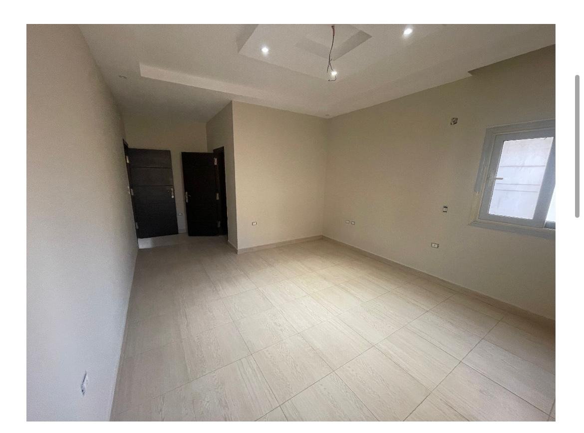 apartment-for-sale-al-banafseg-6-new-cairo-210-sqm-bedroom غرفة بسقف متدرج ومنظر على الباب - شقة في البنفسج 6، القاهرة الجديدة