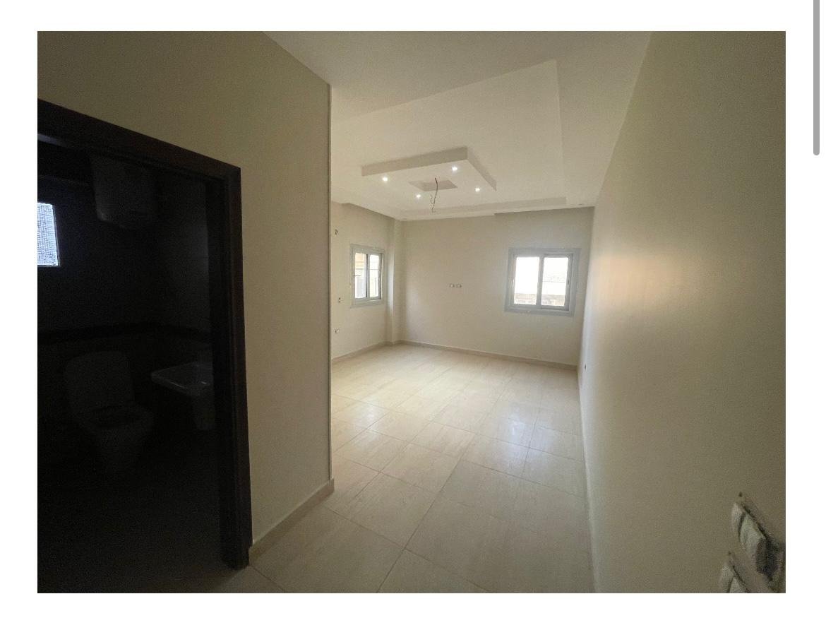 apartment-for-sale-al-banafseg-6-new-cairo-210-sqm-master غرفة بشباك وباب حمام داكن - شقة في البنفسج 6، القاهرة الجديدة
