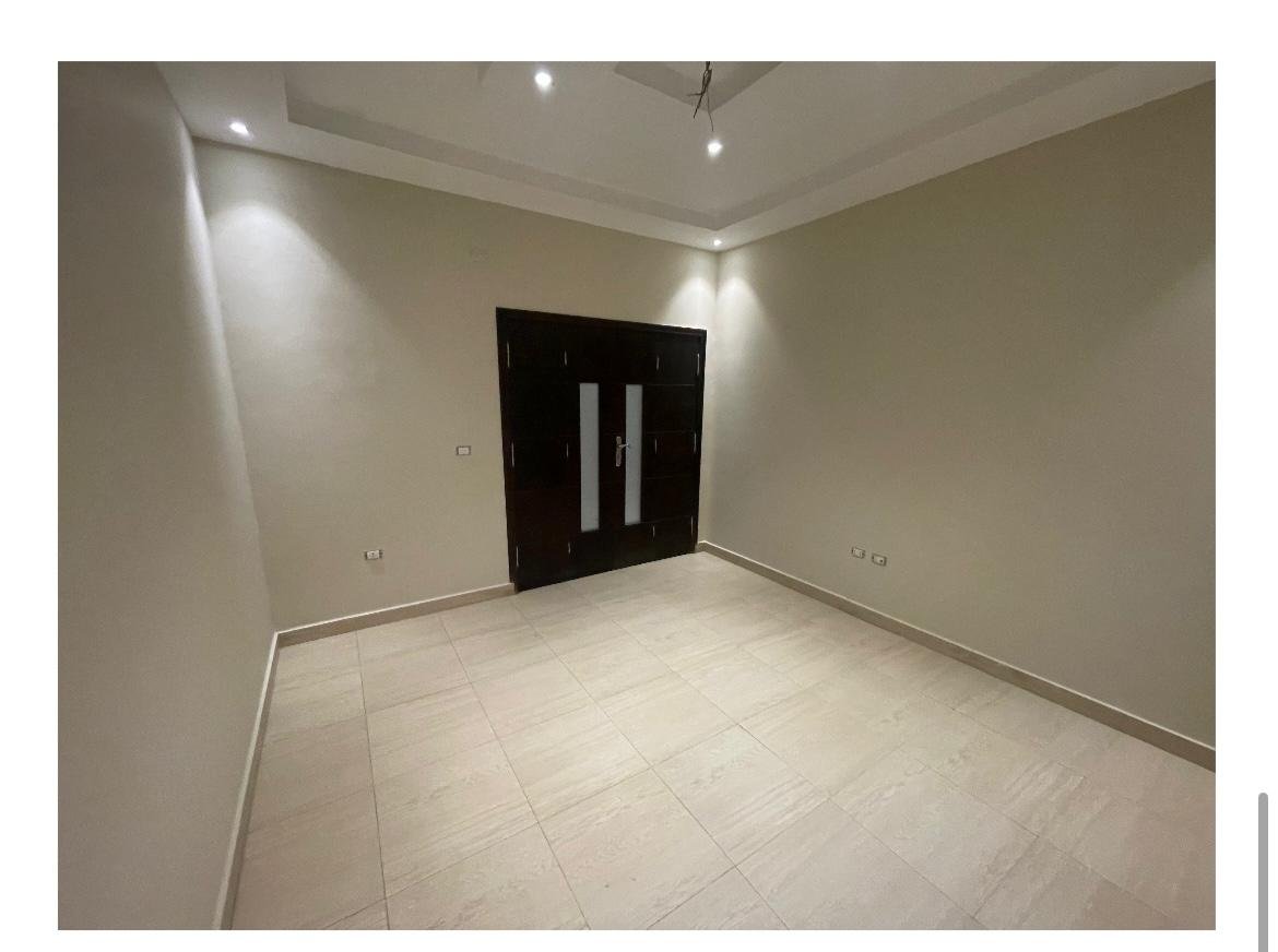 apartment-for-sale-al-banafseg-6-new-cairo-210-sqm-room غرفة فاضية بحوائط بيج وباب مزدوج داكن - شقة في البنفسج 6، القاهرة الجديدة