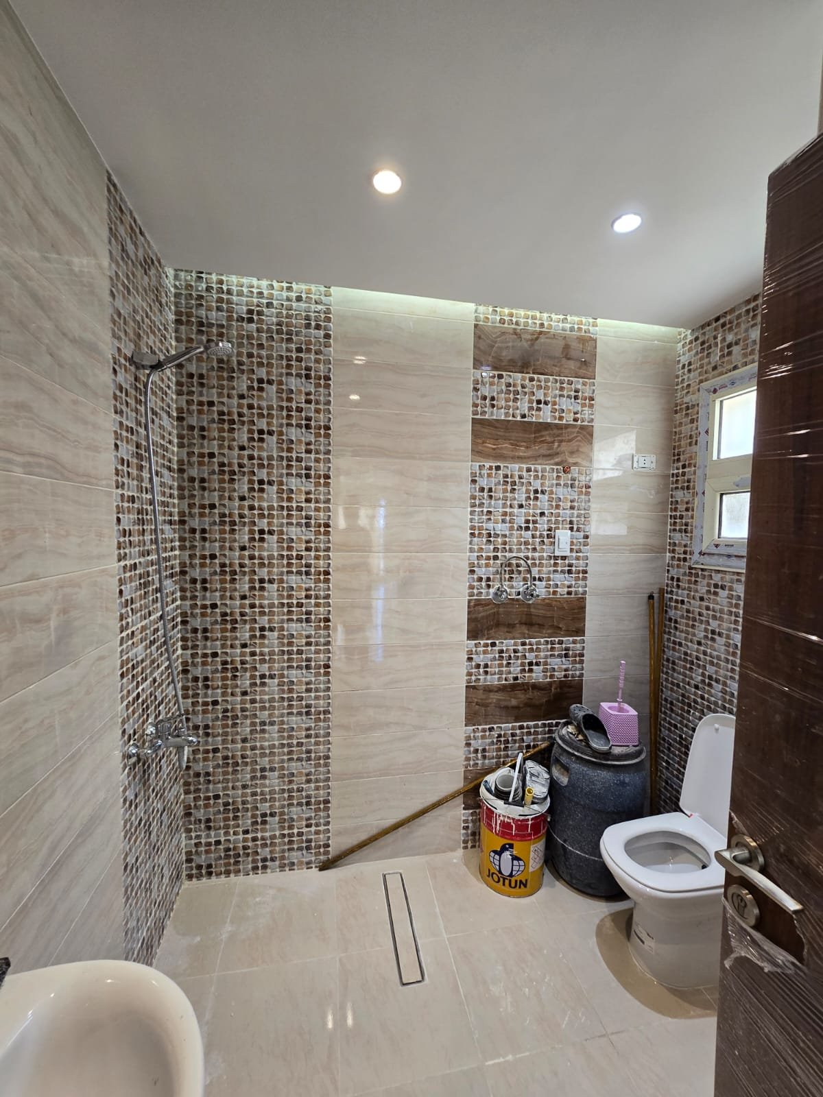 apartment-for-sale-dar-misr-al-andalus-new-cairo-130-sqm-bathroom-2 حمام بحائط بلاط منقوش ومصرف خطي - شقة في دار مصر الأندلس، القاهرة الجديدة
