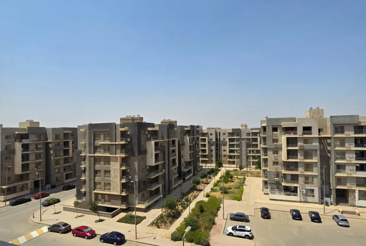 منظر بلكونة على عمارات سكنية وموقف سيارات - شقة في دار مصر الأندلس، القاهرة الجديدة