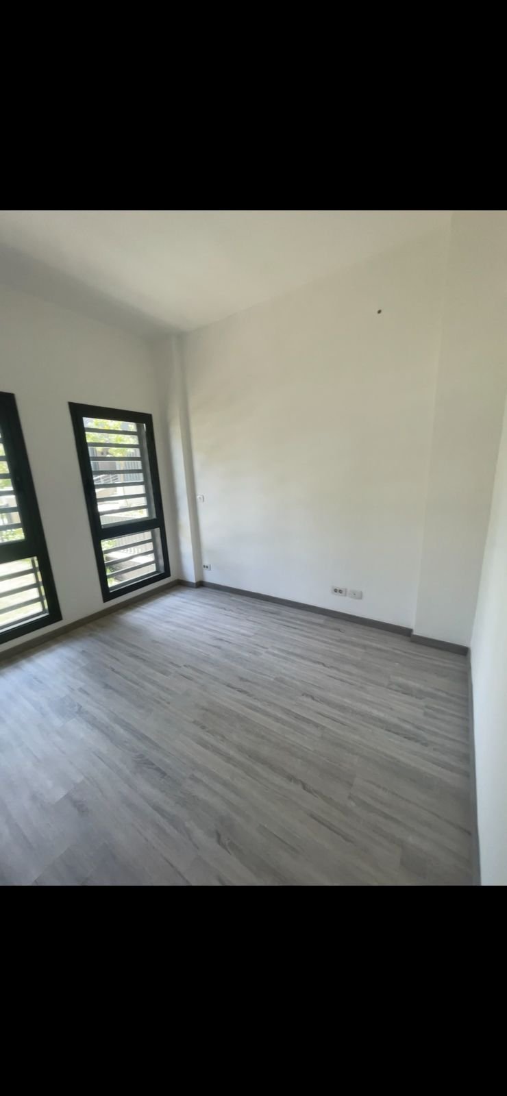 Corner of a room with louvered windows - apartment in Privado, New Cairo