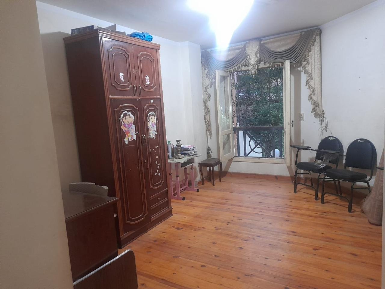Bedroom with wooden floor and large window, Retaj apartment for sale - غرفة نوم بأرضية خشب وشباك كبير، شقة للبيع في ريتاج