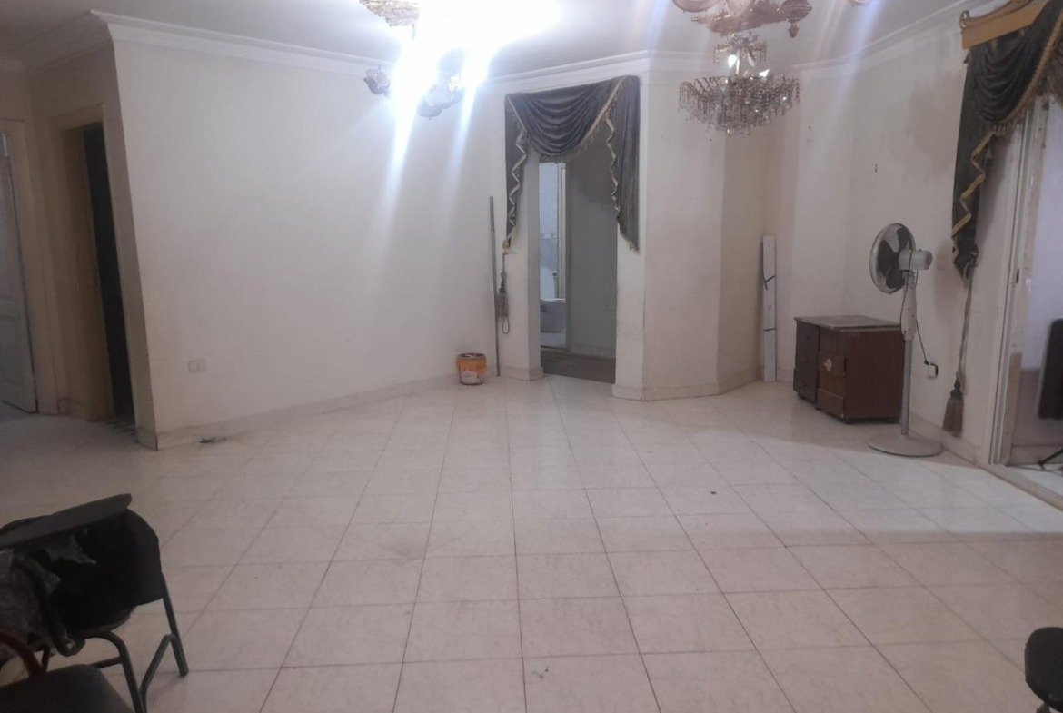 Spacious reception area with curtains, apartment in Retaj New Cairo - ريسبشن فسيح بستائر، شقة في ريتاج القاهرة الجديدة