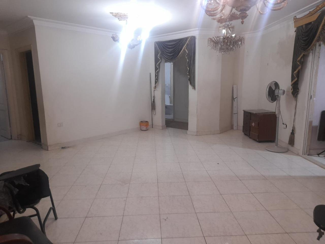 Spacious reception area with curtains, apartment in Retaj New Cairo - ريسبشن فسيح بستائر، شقة في ريتاج القاهرة الجديدة