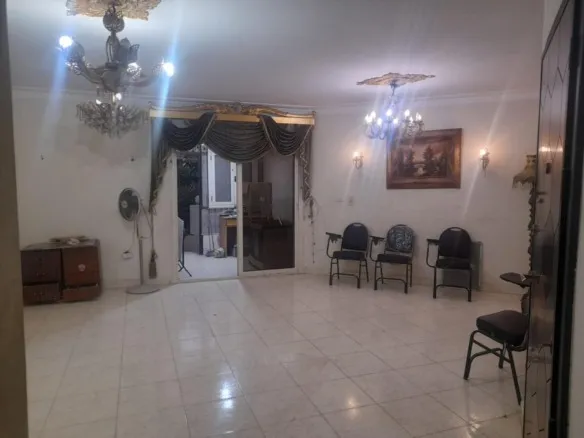 Wide reception with chandeliers and tiled floor, ground floor apartment for sale in Retaj Compound - ريسبشن واسع بثريات وأرضية سيراميك، شقة أرضي للبيع في كمبوند ريتاج