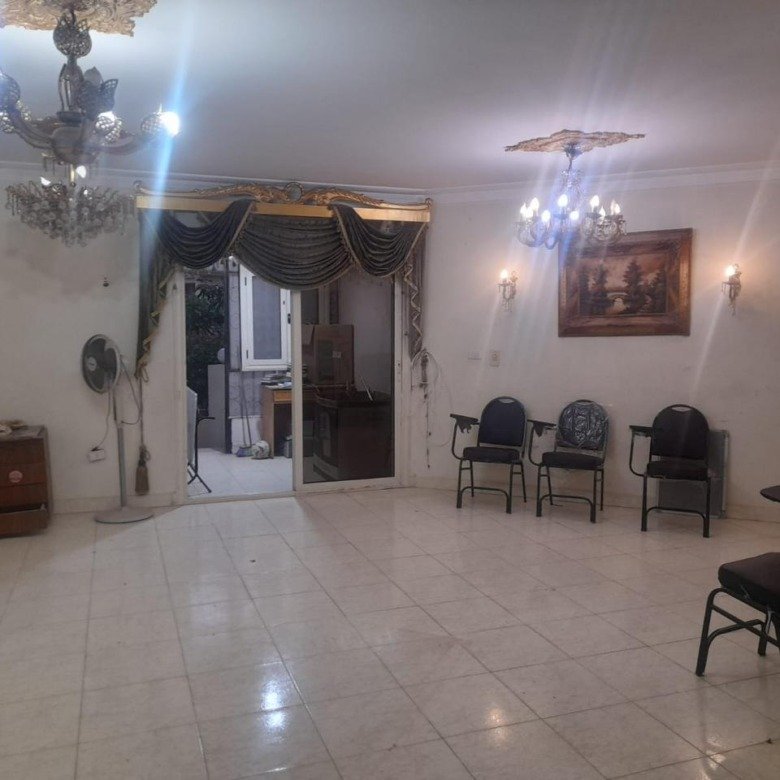 Wide reception with chandeliers and tiled floor, ground floor apartment for sale in Retaj Compound - ريسبشن واسع بثريات وأرضية سيراميك، شقة أرضي للبيع في كمبوند ريتاج