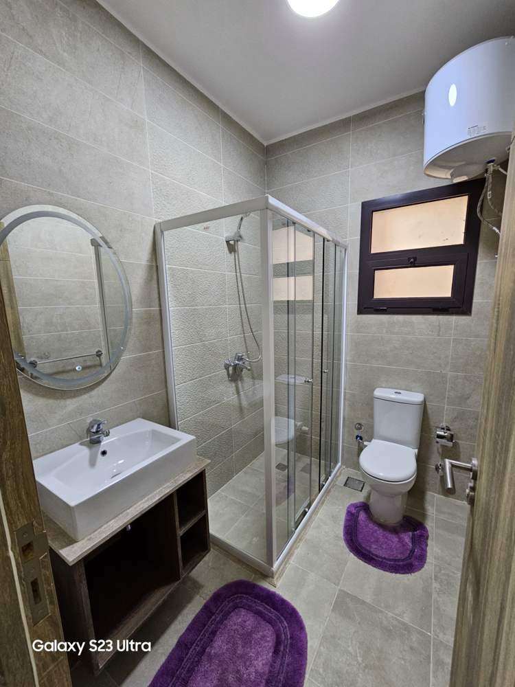 apartment-moon-residences-5th-square-new-cairo-167-sqm-397-bathroom حمام بدش زجاجي ومرآة دائرية - شقة في مون ريزيدنس فيفث سكوير، القاهرة الجديدة