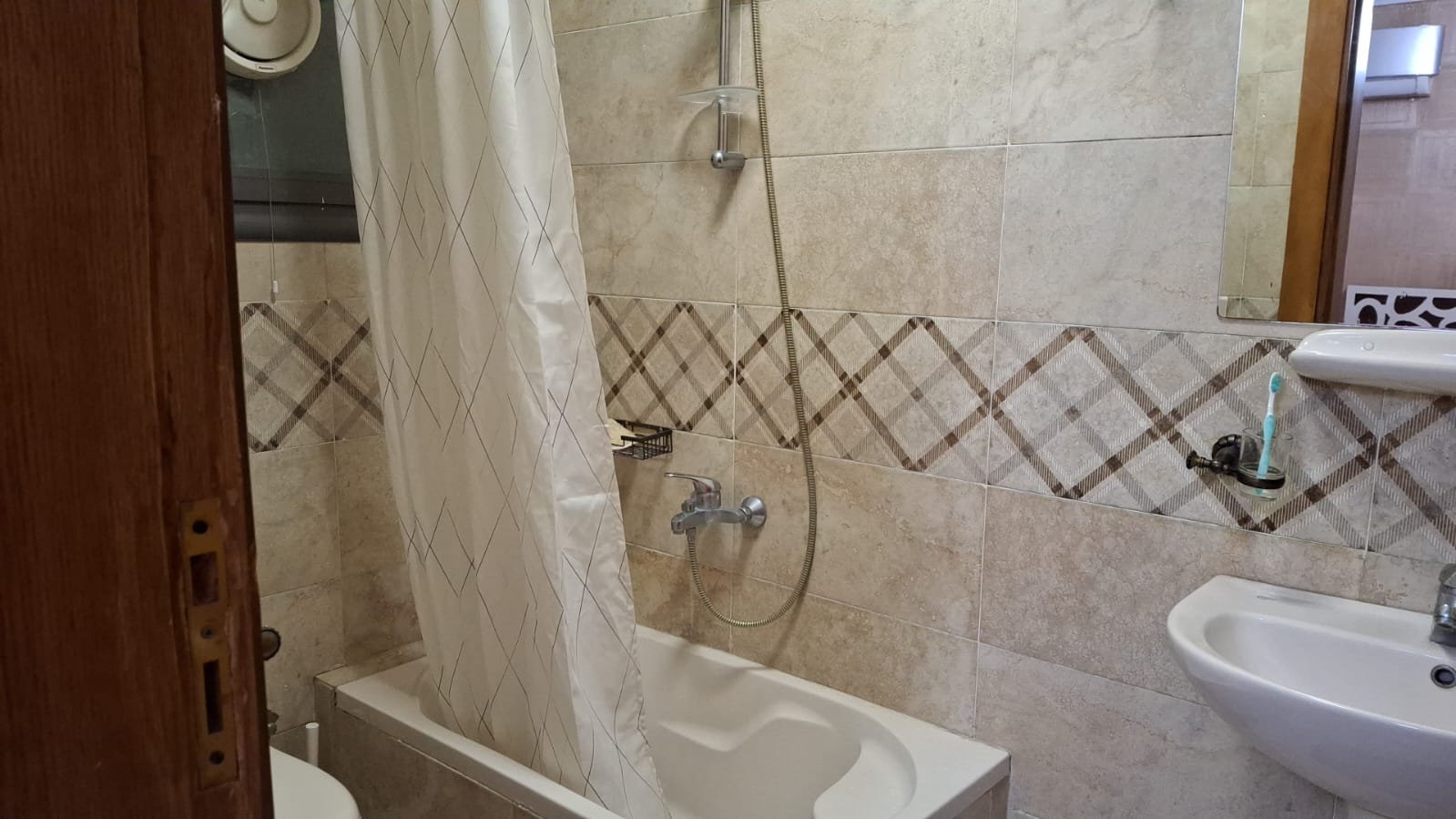 apartment-rent-tag-sultan-taj-city-34-bathroom حمام مع دش وإطار بلاط ديكوري - شقة في تاج سلطان