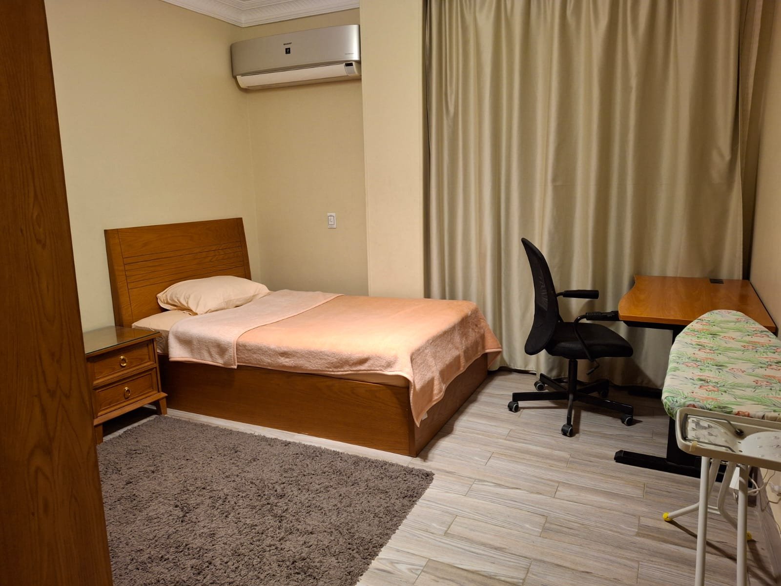 apartment-rent-tag-sultan-taj-city-34-bedroom-study غرفة نوم مع سرير مفرد وركن مكتب - شقة في تاج سلطان