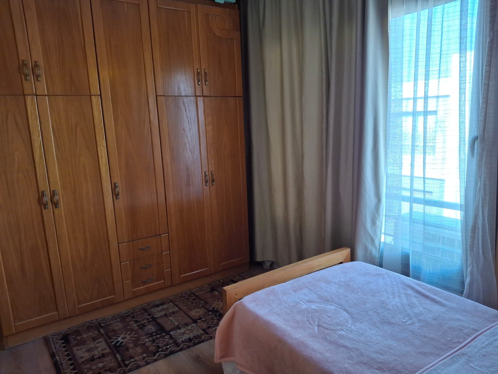 apartment-rent-tag-sultan-taj-city-34-bedroom غرفة نوم مع دولاب خشبي وستائر شيفون - شقة في تاج سلطان