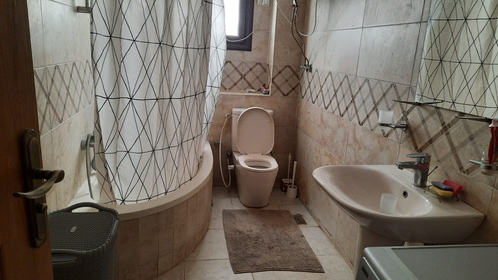 apartment-rent-tag-sultan-taj-city-34-master-bathroom حمام ببلاط منقوش وبانيو ركني - شقة في تاج سلطان