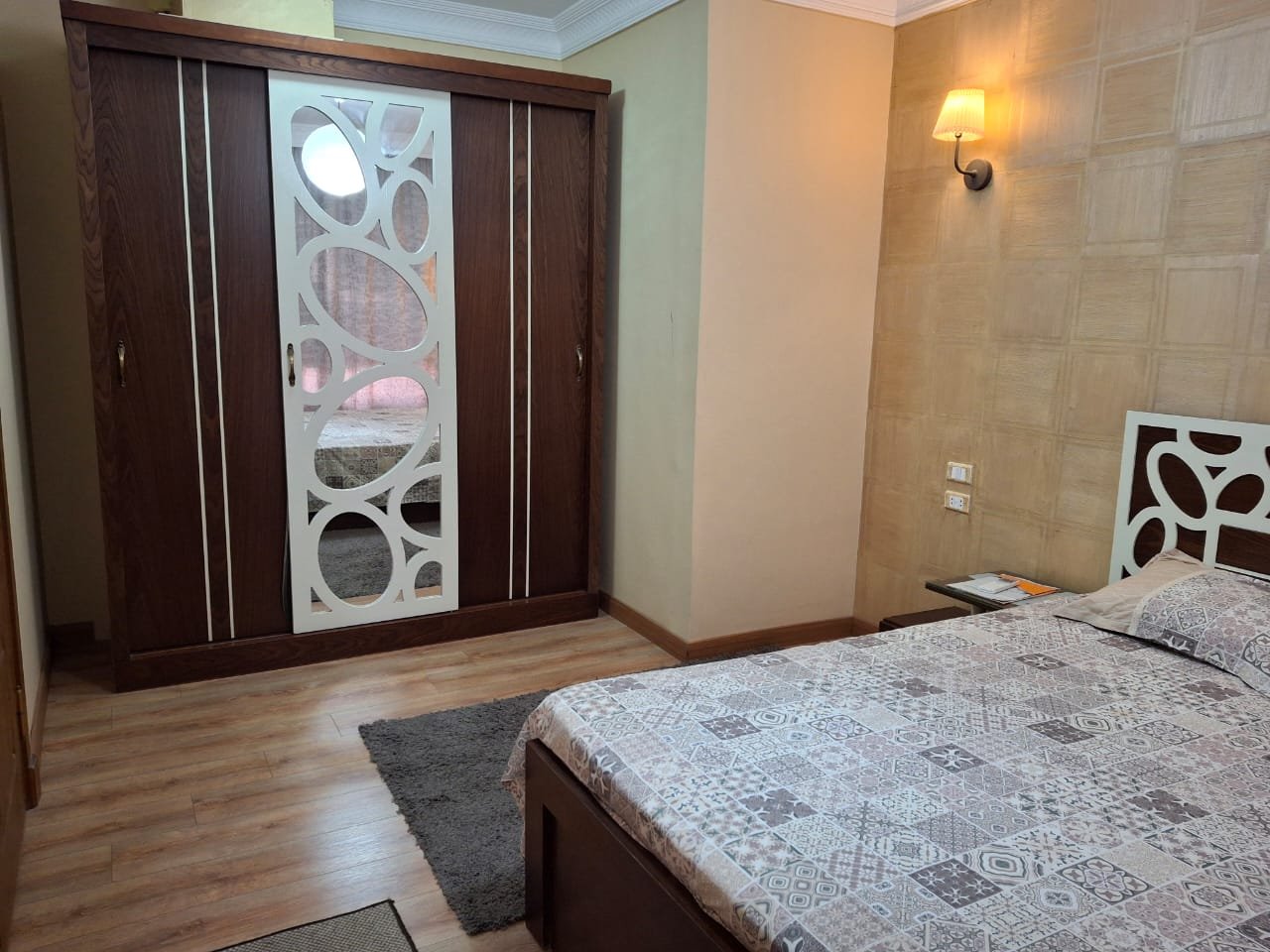 apartment-rent-tag-sultan-taj-city-34-master-bedroom غرفة نوم مع دولاب سحاب ديكوري - شقة في تاج سلطان