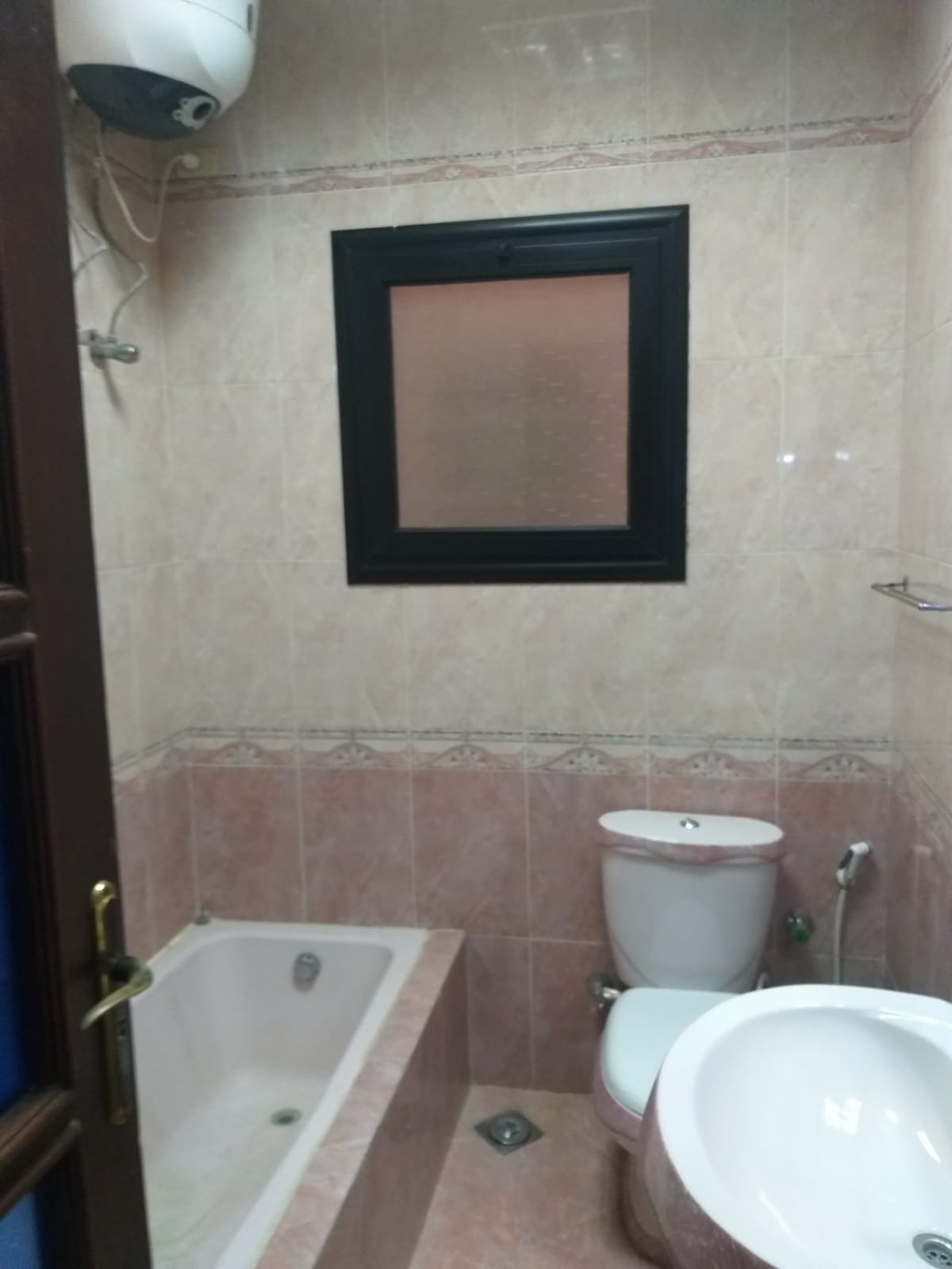 Bathroom with a bathtub, a toilet and a bidet - apartment in Yasmeen 3, New Cairo