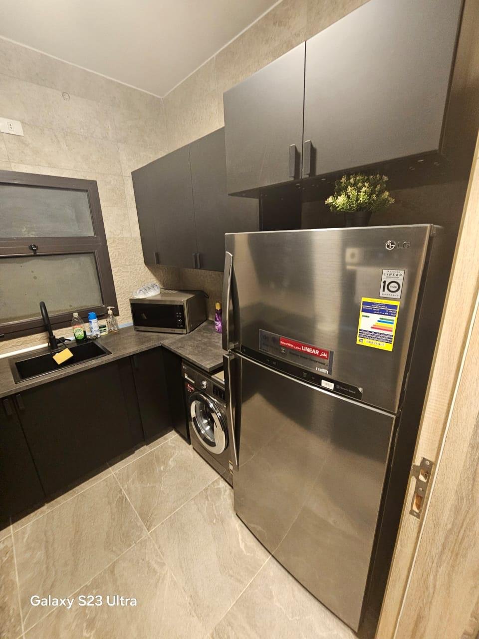 apartment-sale-5th-square-new-cairo-15-kitchen مطبخ بثلاجة ستانلس وخزائن داكنة - شقة في فيفث سكوير، القاهرة الجديدة