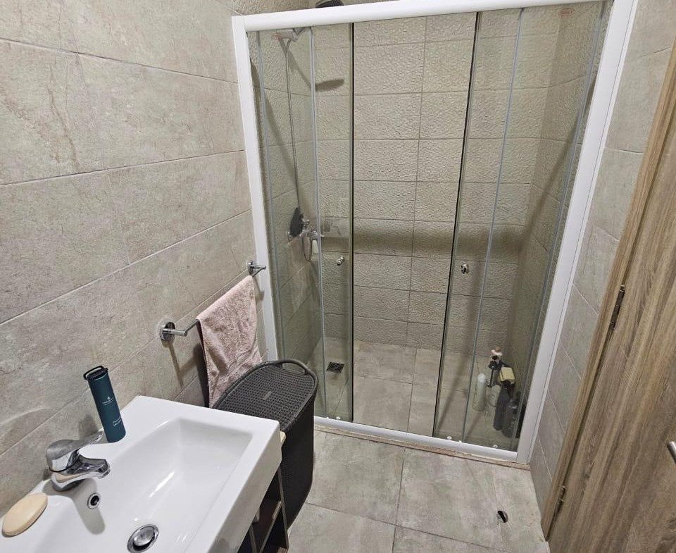 حمام بدش زجاجي وحوض - شقة في فيفث سكوير، القاهرة الجديدة