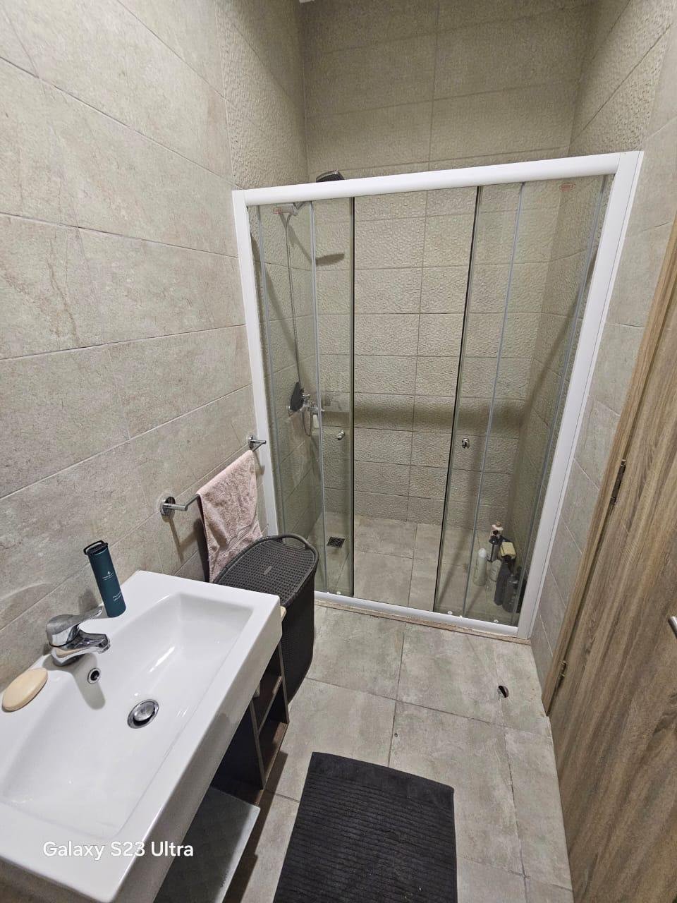apartment-sale-5th-square-new-cairo-15-shower-bathroom حمام بدش زجاجي وحوض - شقة في فيفث سكوير، القاهرة الجديدة