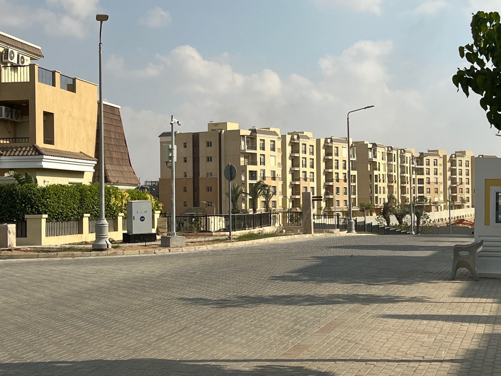 طريق مرصوف واسع بين عمارات سكنية حديثة - شقة في كمبوند سراي، مدينة المستقبل