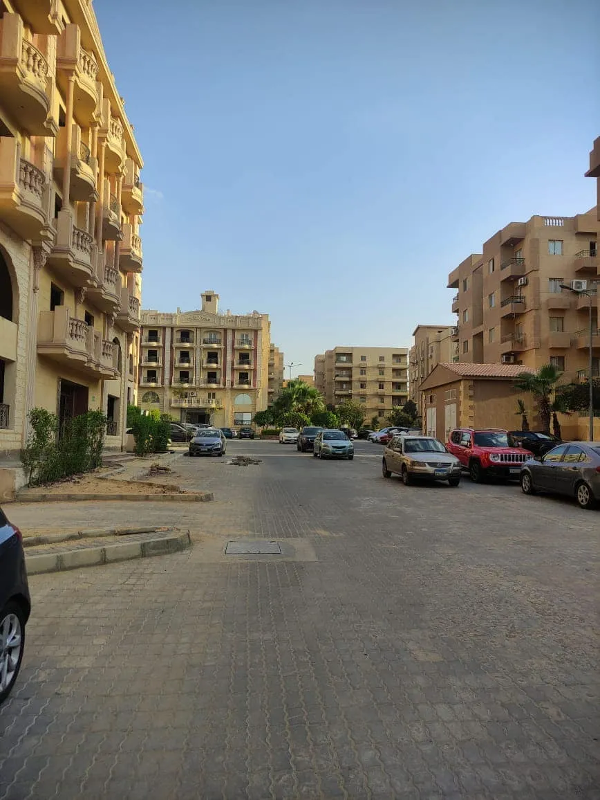 ashrafeya-residence-new-cairo-gate Quiet street between apartment buildings with parked cars - apartment in Ashrafeya Residence, New Cairo