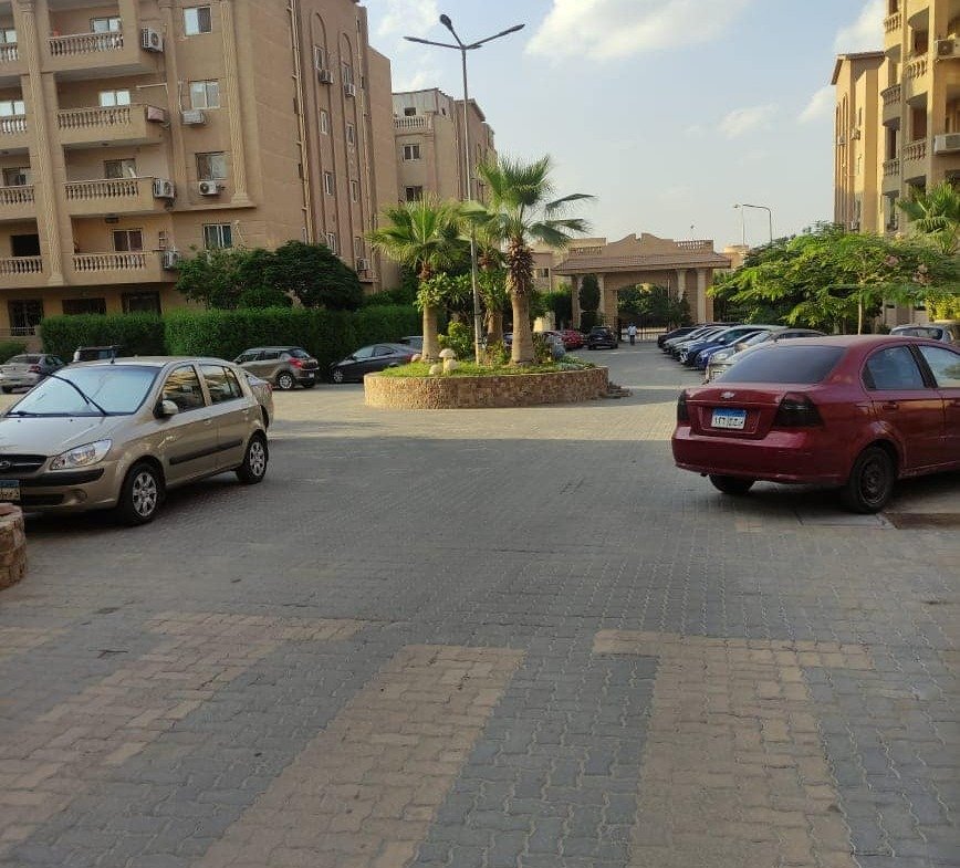 Paved parking area in front of apartment blocks - apartment in Ashrafeya Residence, New Cairo