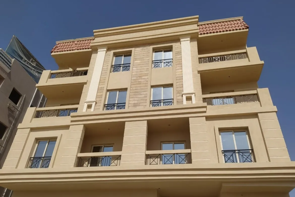 عمارة سكنية بيج ببلكونات من أسفل - شقة في بيت الوطن، القاهرة الجديدة